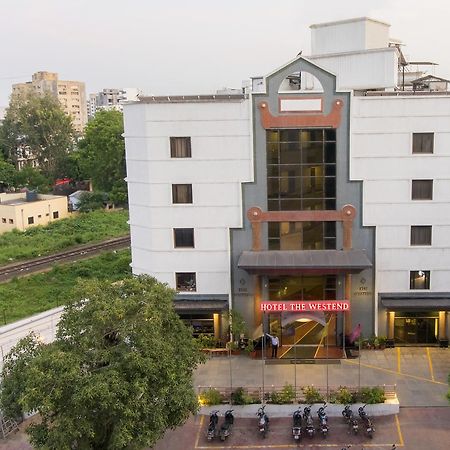 Hotel The Westend Ахмедабад Экстерьер фото