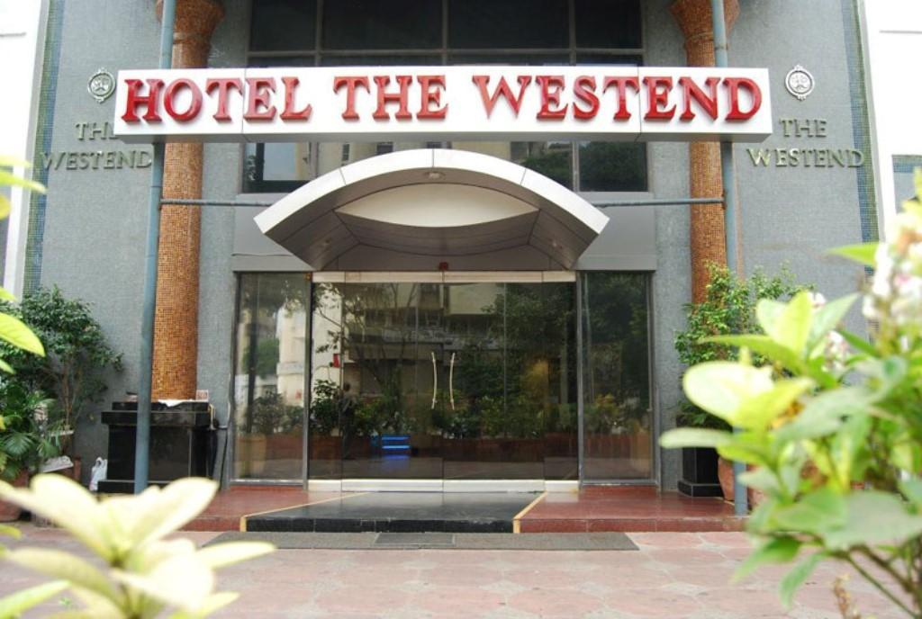 Hotel The Westend Ахмедабад Экстерьер фото