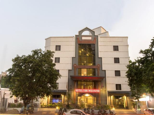 Hotel The Westend Ахмедабад Экстерьер фото