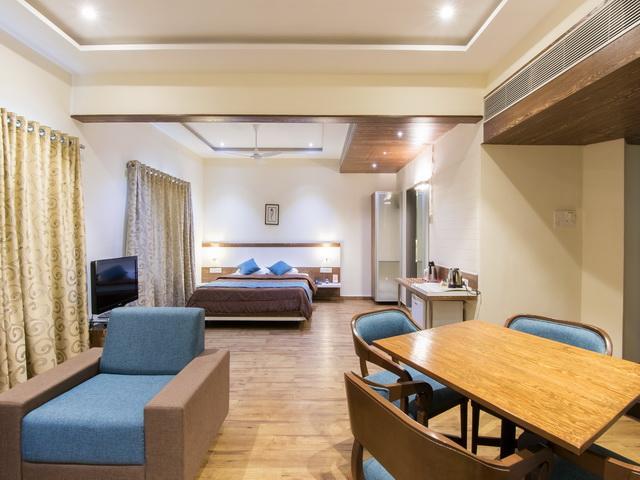 Hotel The Westend Ахмедабад Экстерьер фото
