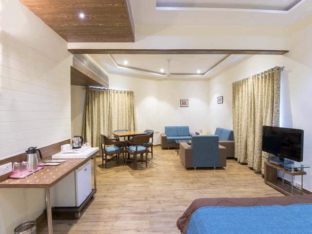 Hotel The Westend Ахмедабад Экстерьер фото