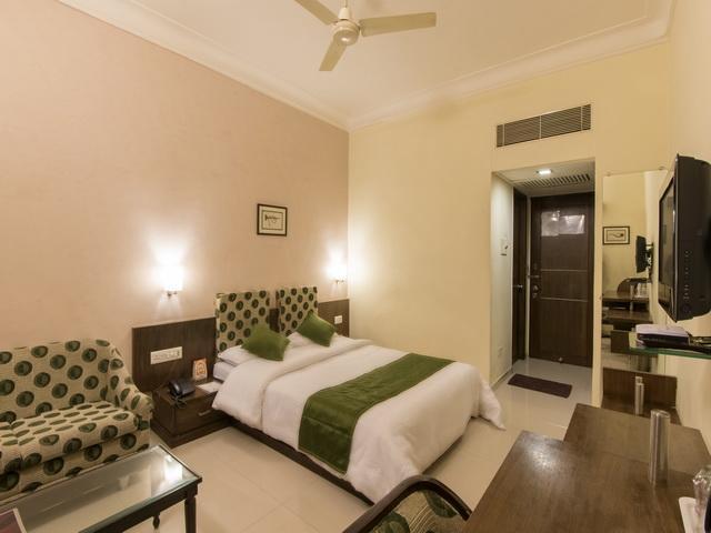 Hotel The Westend Ахмедабад Экстерьер фото