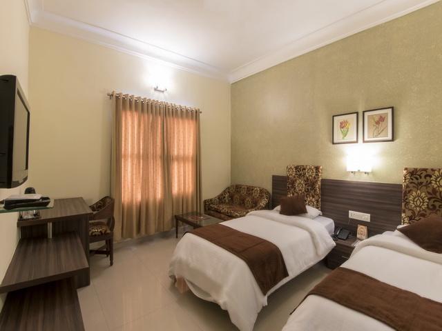 Hotel The Westend Ахмедабад Экстерьер фото