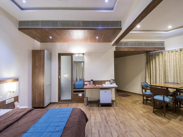 Hotel The Westend Ахмедабад Экстерьер фото