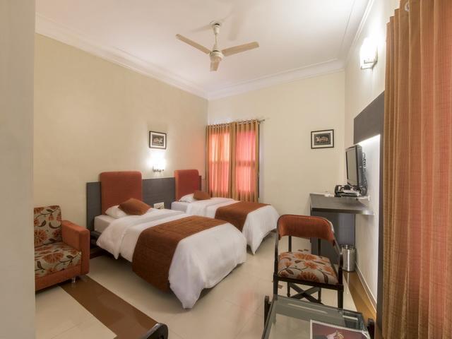 Hotel The Westend Ахмедабад Экстерьер фото