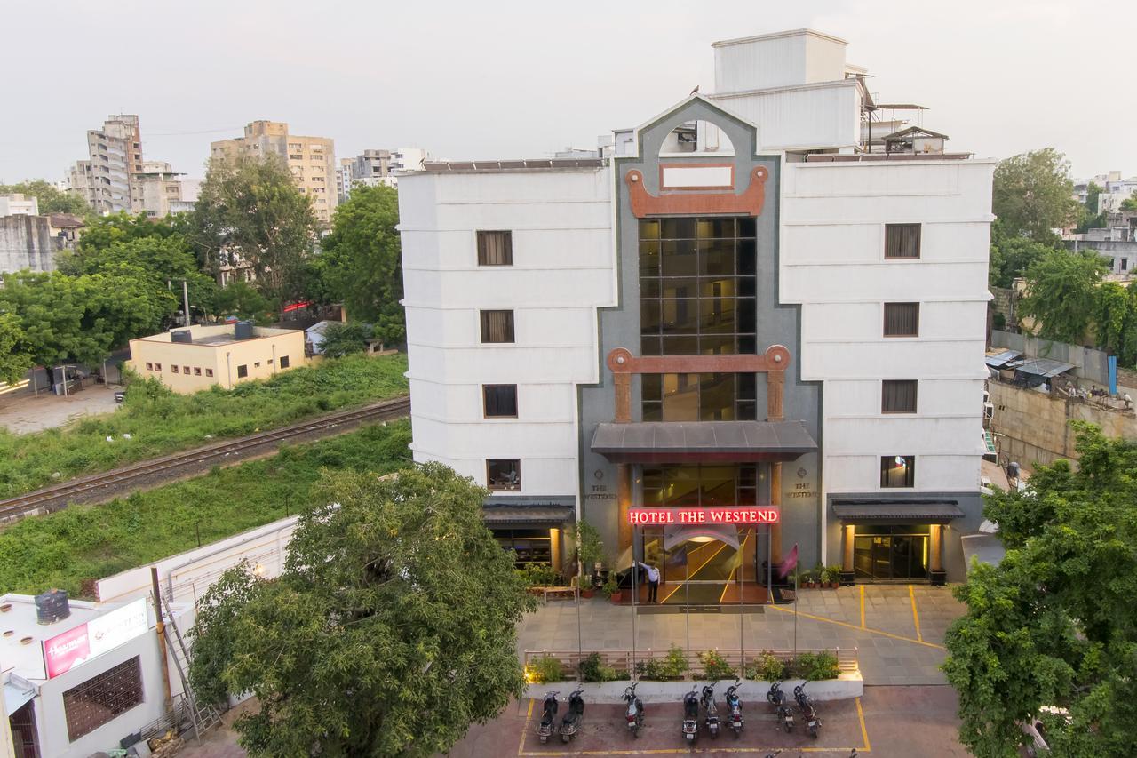 Hotel The Westend Ахмедабад Экстерьер фото