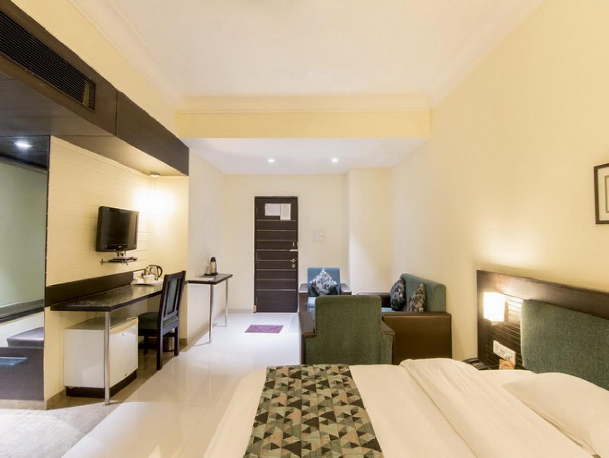 Hotel The Westend Ахмедабад Экстерьер фото